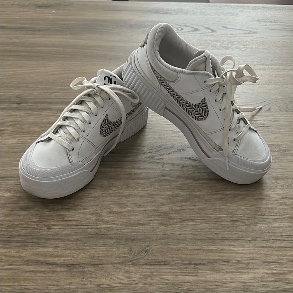Anime women’s court legacy lift platform sneaker